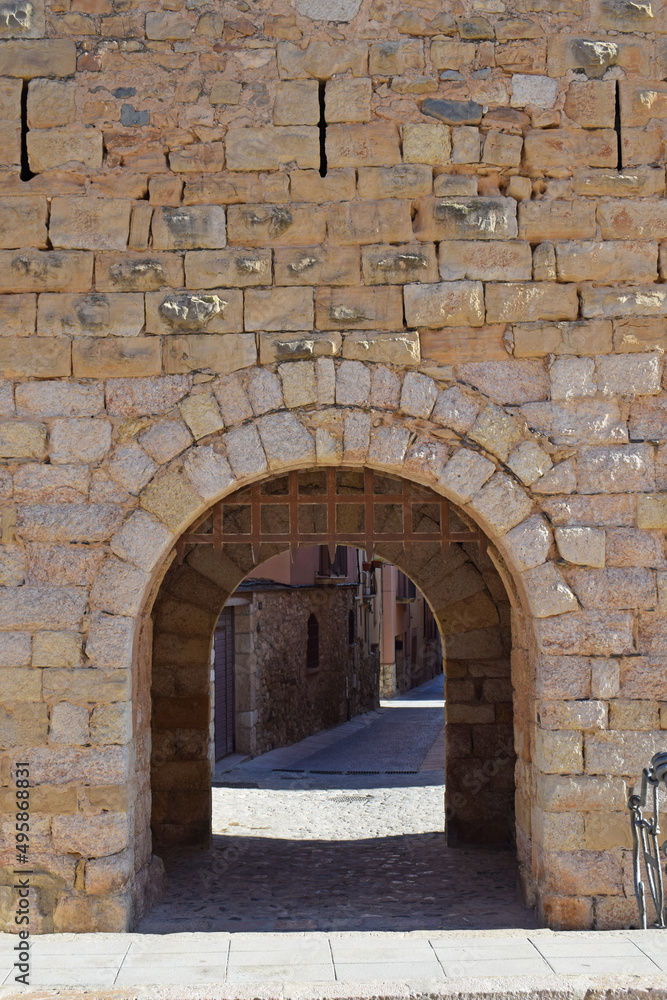 Puerta de la muralla medieval de Montblanc Tarragona España
