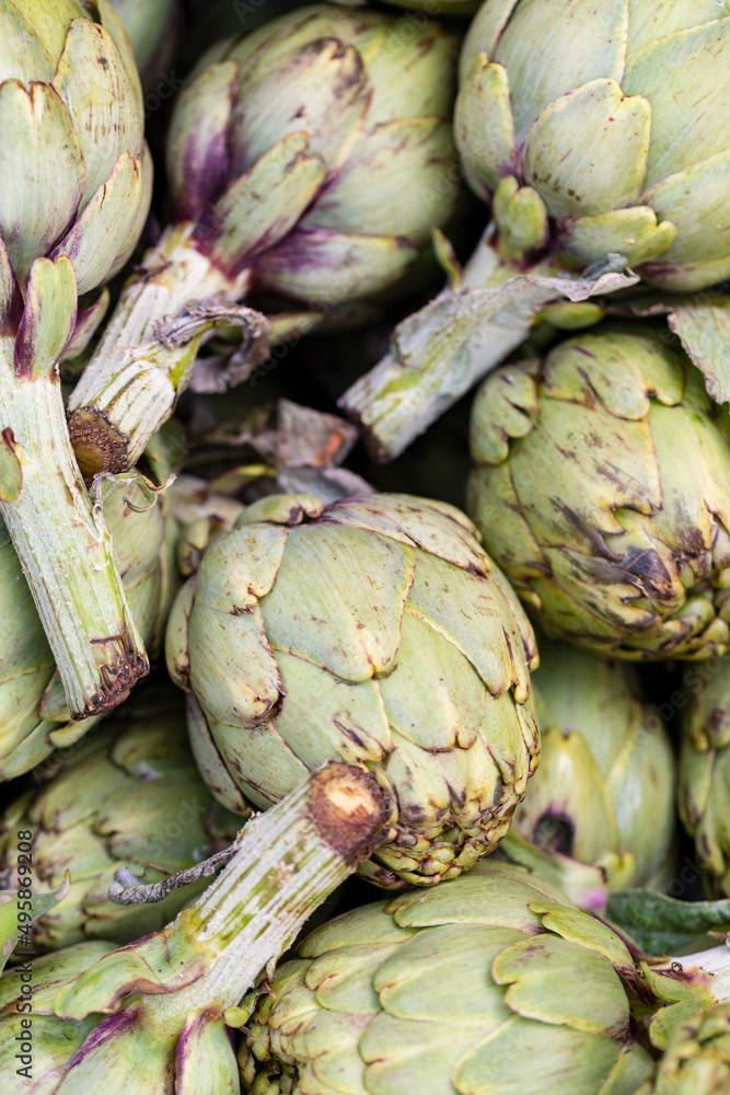 Obraz premium alcachofas en un mercado