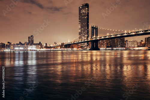 Fototapeta Naklejka Na Ścianę i Meble -  manhattan bridge and new york city skyline at night by the bay