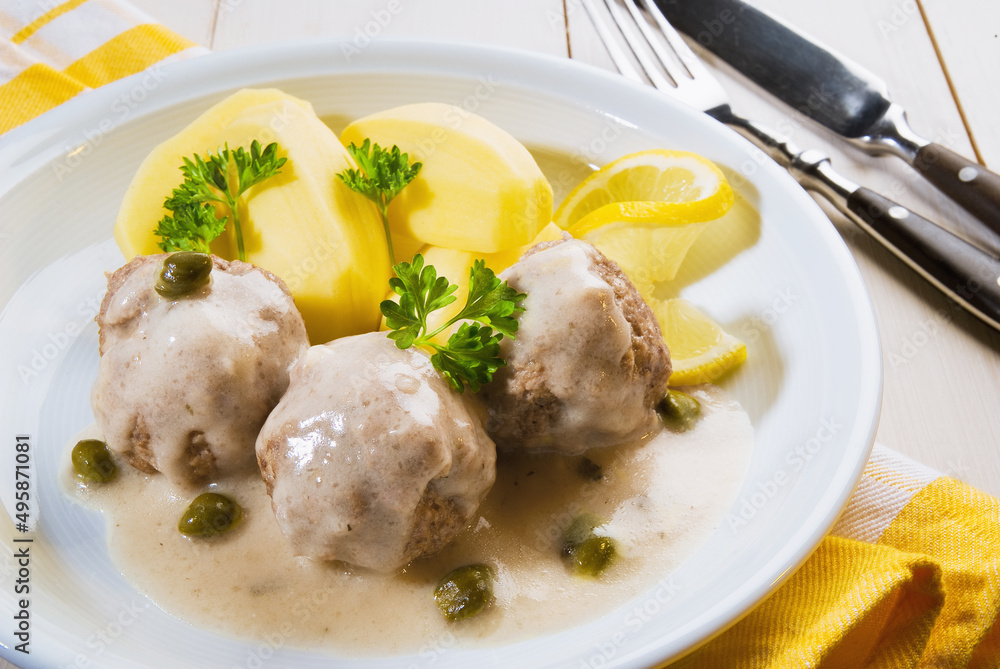 Königsberger Klopse mit Kapernsauce und Salzkartoffeln Stock Photo ...