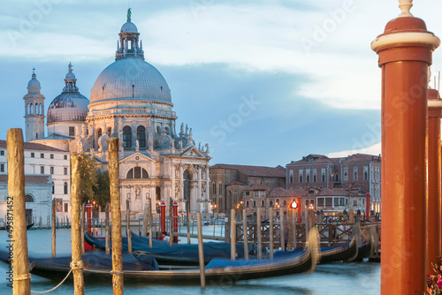 Venezia. Veduta di Santa Maria della Salute con Gondole ormeggiate e pali dai giardinetti, al tramonto.