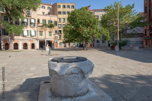 Venezia. Campo del Ghetto Nuovo con vera da pozzo quattrocentesca
 photo