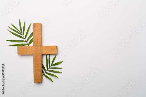 Tableau sur toile Palm branches and cross on white background, top view