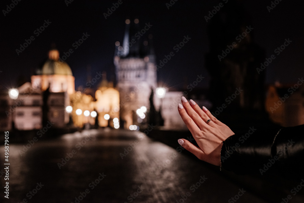 Pierścionek zaręczynowy na tle mostu Karola w Pradze - obrazy, fototapety, plakaty 