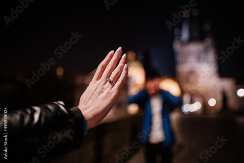 Pierścionek zaręczynowy na tle mostu Karola w Pradze