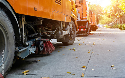 Cuadro en lienzo Street sweepers are cleaning city street