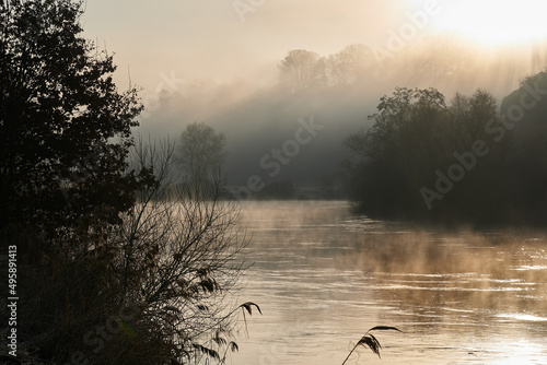 Sonnenaufgang über der Lahn an einem nebeligen Wintermorgen photo