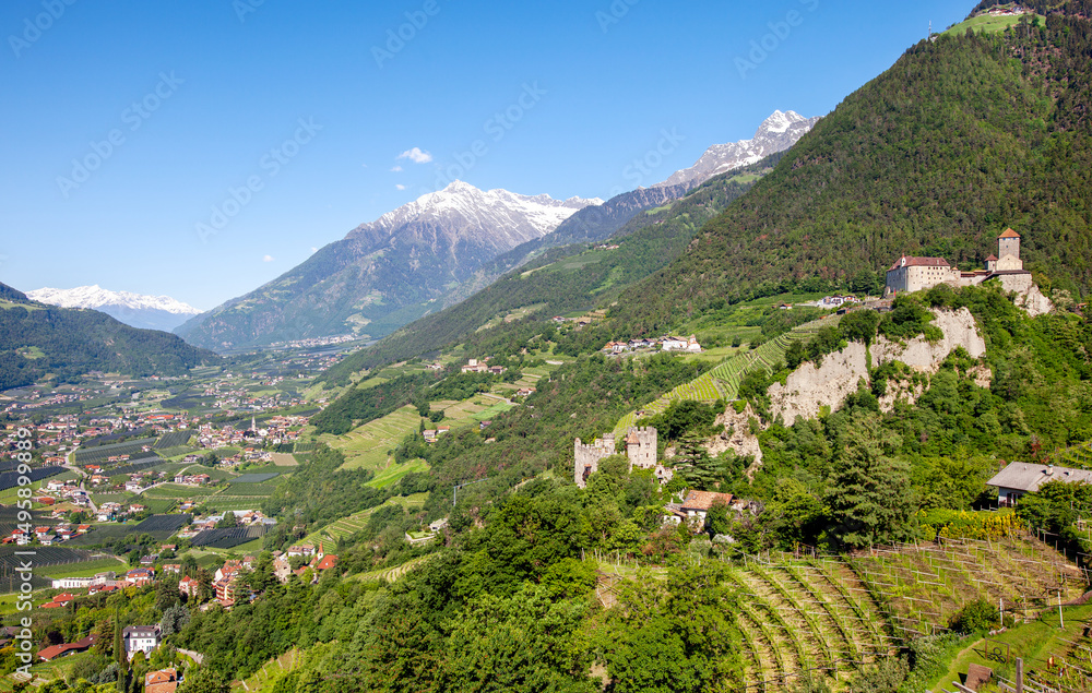  Blick auf Schloss Tirol , Südtirol 