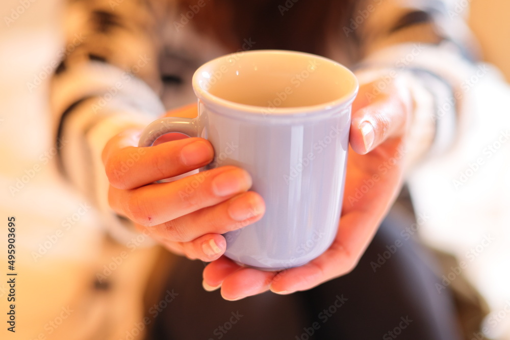 ベッドの上でコーヒーカップを持つ女性 ベッドの上でコーヒーカップを持つ女性