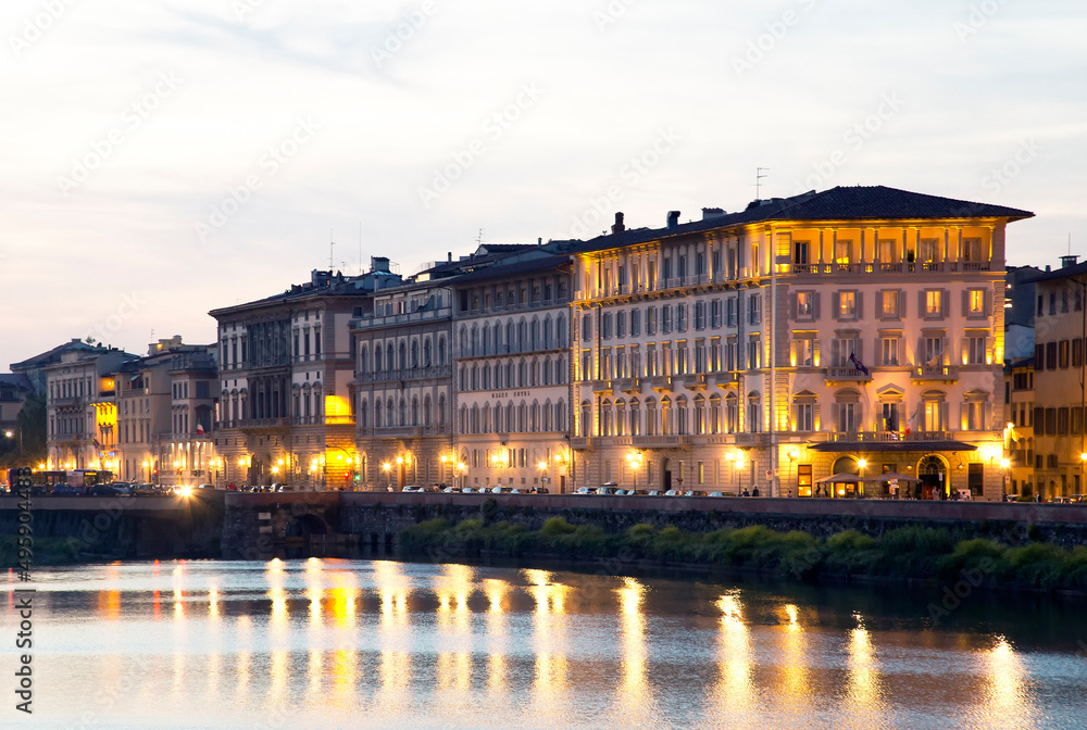 Facades along Arno river, on left Amerigo Vespuci bridge, historic part of the city, UNESCO World Heritage site, Florence, Tuscany, Italy, Europe
