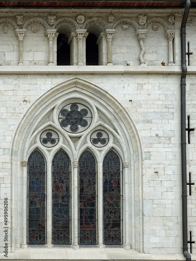 Arcatures romanes en remploi dans la construction gothique de la cathédrale Saint-Maurice de Vienne en Isère.