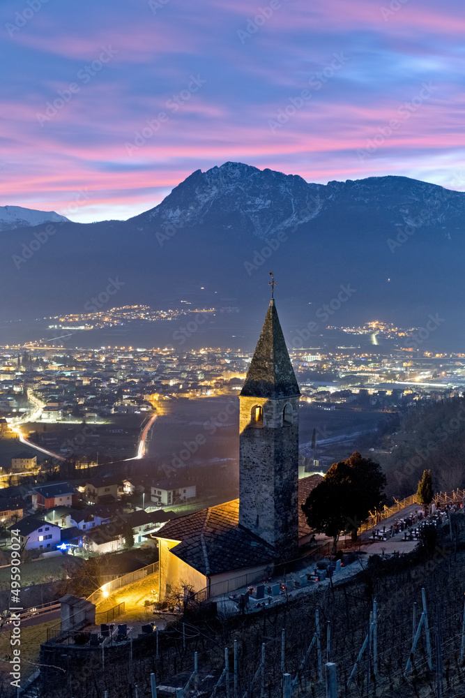Φωτογραφία The medieval church of San Giorgio and the underlying town of Pergine Valsugana
