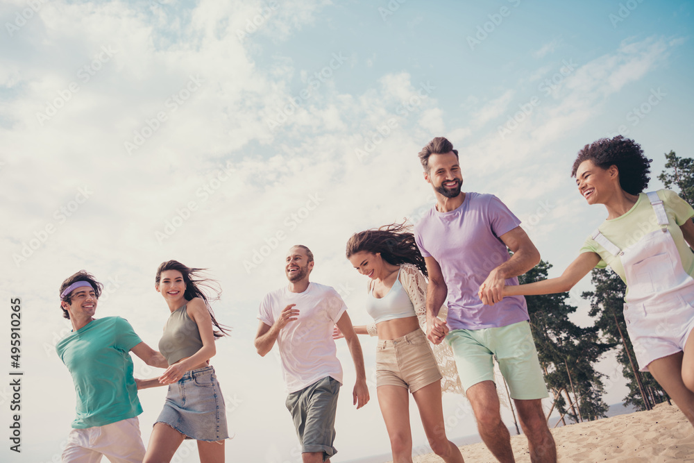 Photo of young cheerful company good mood run laughter enjoy vacation sunny weather countryside outdoors Photo of young cheerful company good mood run laughter enjoy vacation sunny weather countryside outdoors