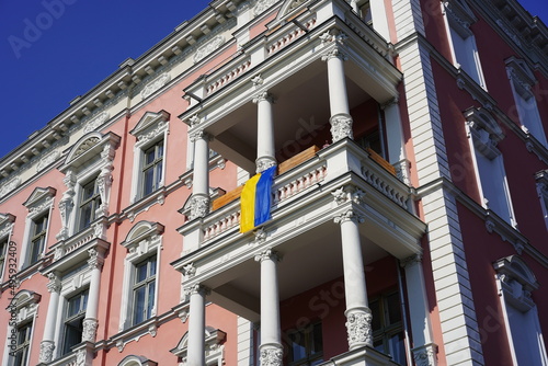 Fahne der Ukraine an einem Haus in Berlin bei Sonnenschein
