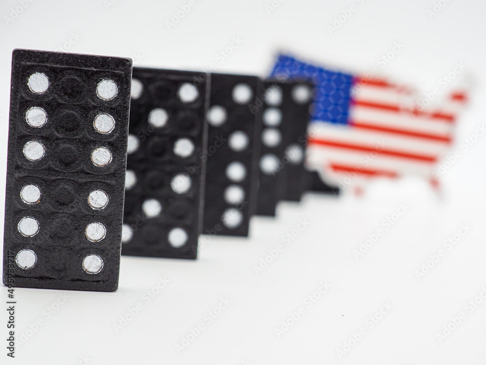 Obraz premium conceptual domino effect and american map with flag