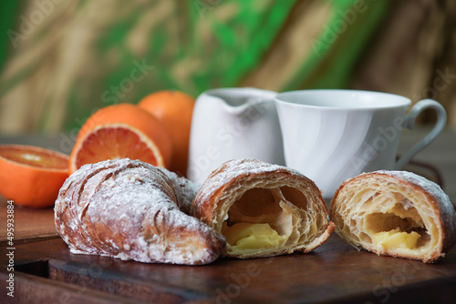 Colazione con brioche alla crema e frutta photo