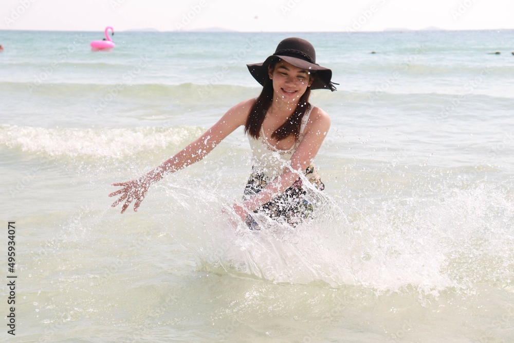 Fototapeta premium Go to the sea on vacation, summer