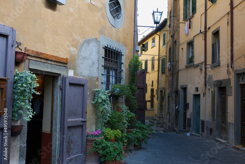 Fototapeta Naklejka Na Ścianę i Meble -  Piazza di Pescheria and Vicolo Boni, Cortona, Arezzo, Tuscany, Italy: a quiet lane off the main square