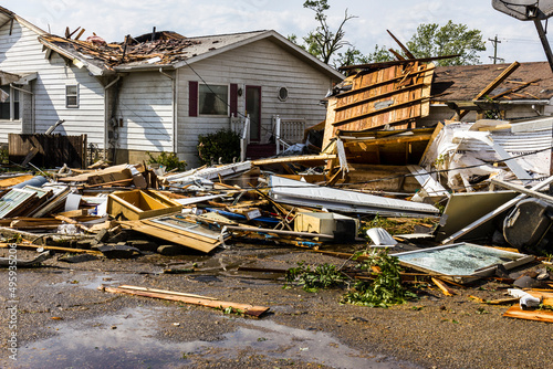 Foto EF3 tornado damage touched down in a residential neighborhood causing millions of dollars in damage