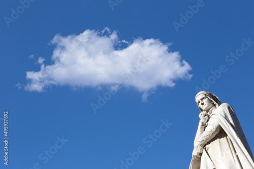 Statua di Dante Alighieri pensante con nuvola