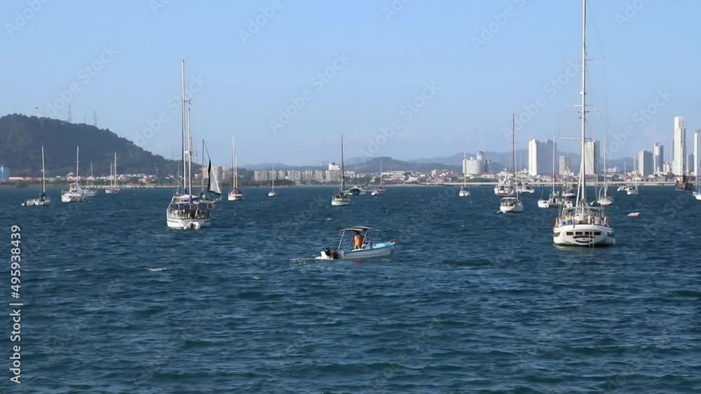lancha en bahía de Amador en Panamá. lancha en bahía de Amador en Panamá.