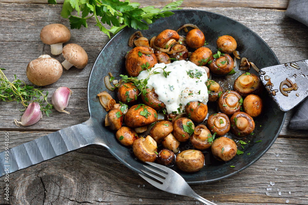 Streetfood, gebratene Champignons mit Kräuter-Knoblauch-Dip – Fried mushrooms with shallots and parsley, served with a sour cream dip with herbs and garlic  - obrazy, fototapety, plakaty 
