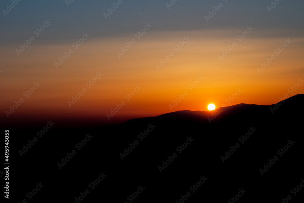 Sonnenuntergang über den Bergen von Nizza
