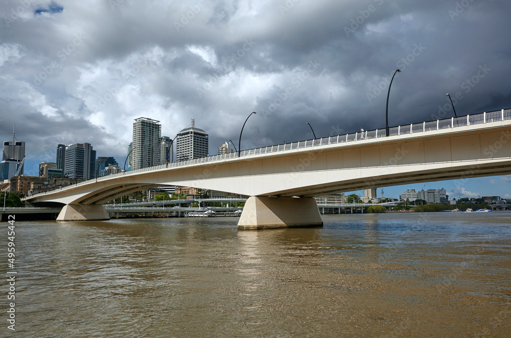 Victoria Bridge spanning the Brisbane River and skyline of the Brisbane ...