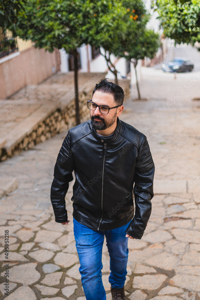 Obraz premium Grupo de amigos de viaje por antequera tomando fotos y riendo por el camino