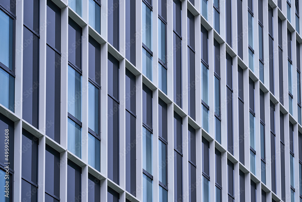 Arquitectura geométrica en edificio nuevo con líneas diagonales Arquitectura geométrica en edificio nuevo con líneas diagonales