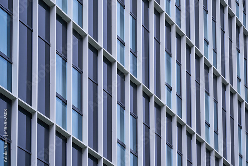 Arquitectura geométrica en edificio nuevo con líneas diagonales
