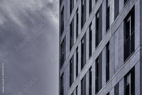 Dia gris con cielos lluviosos y arquitectura geométrica con ventanas en edifico nuevo