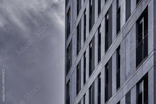 Dia gris con cielos lluviosos y arquitectura geom  trica con ventanas en edifico nuevo