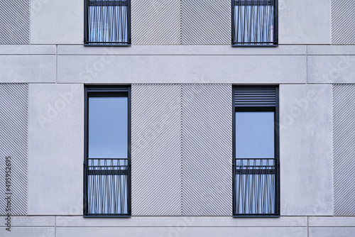 Fragmento de fachada con ventanas arquitectura y limpieza de líneas con reflejos del cielo en un día gris