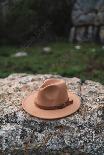 Sombrero de ala corta sobre roca en entorno natural