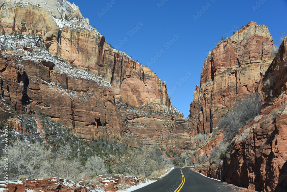 Obraz na plátně Utah- Zion- Road Trip Through the Snow Dusted Colorful Cliffs