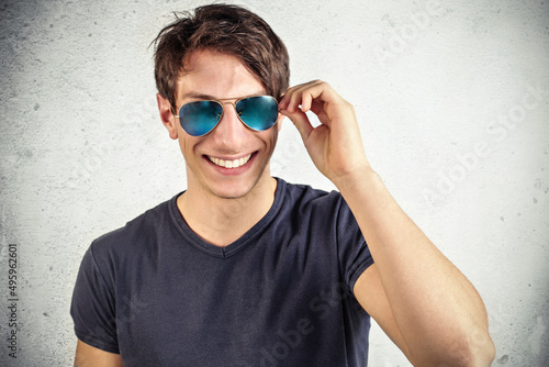 Bel giovane maschio che indossa occhiali da sole © hppd