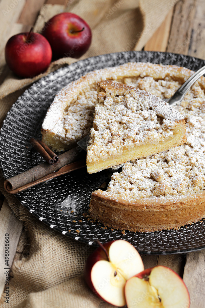 Fototapeta premium tarte crumble aux pommes sur table en bois