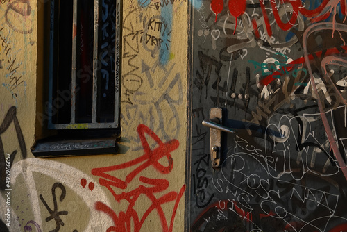 geschlossene Tür beschmiert mit Graffiti photo