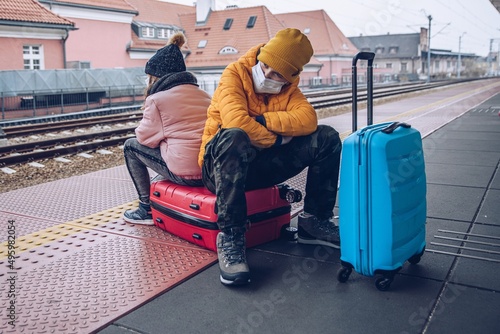 Obraz na plátně Ukrainian children refugees waiting for transport on train station