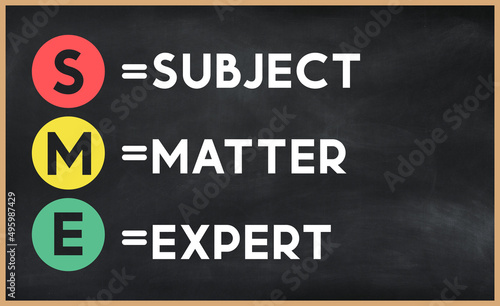 Foto Subject matter expert - SME acronym written on chalkboard, business acronyms