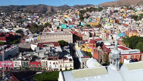 Vuelo con dron sobre el centro de Guanajuato, Mexico. photo