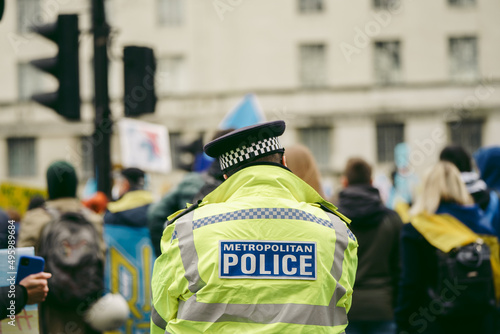 Canvas Print Police officers at Ukrainian protest against russian invasion