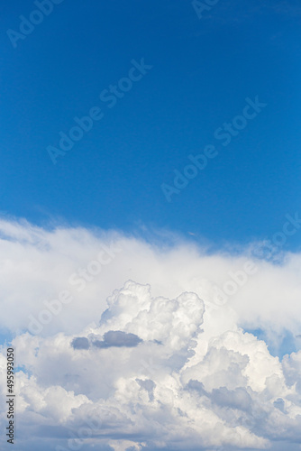 Fundo de céu azul com nuvens e textura © Fagner Martins
