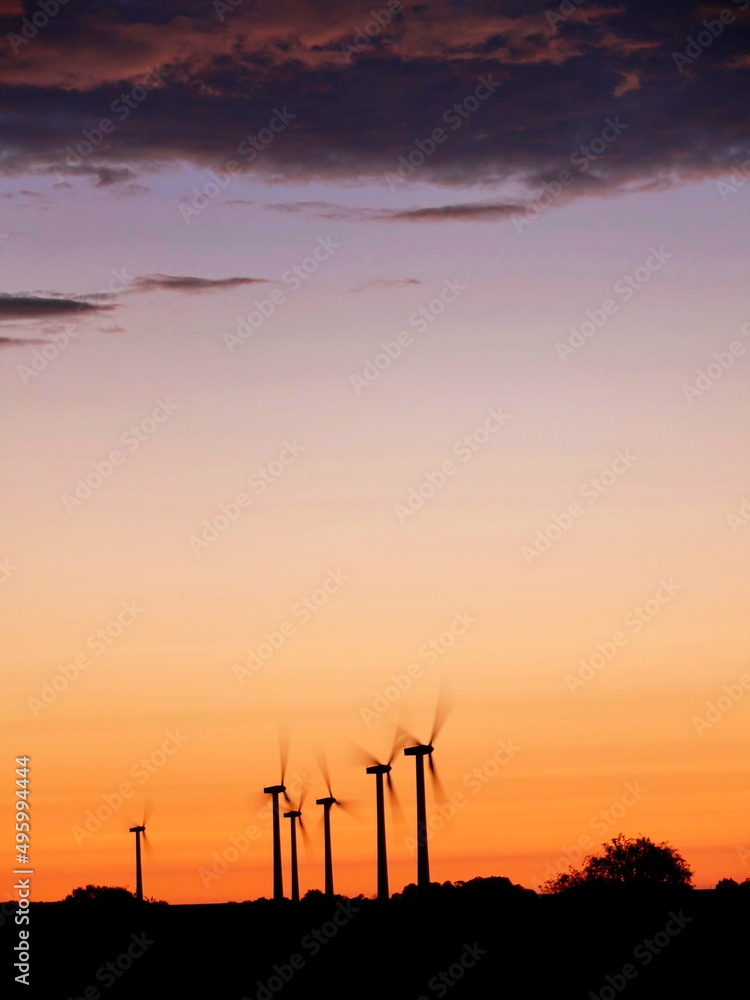 Windkraftanlagen im Abendlicht