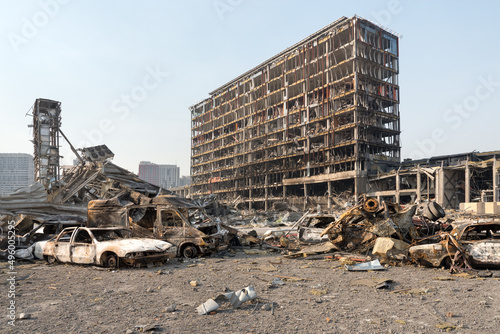 Fototapeta Russia war damage building destruction city war ruins city damage car