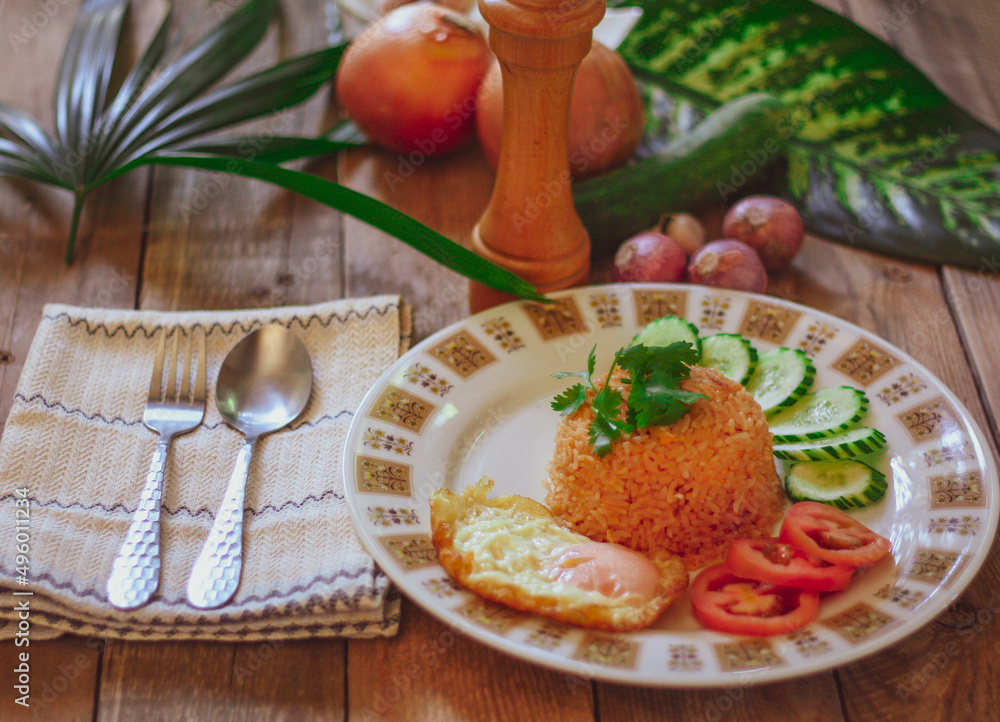 Fried Rice with Fried Egg Put on the wooden table and the tomatoes, cucumbers, garlic, shallots Fried Rice with Fried Egg Put on the wooden table and the tomatoes, cucumbers, garlic, shallots