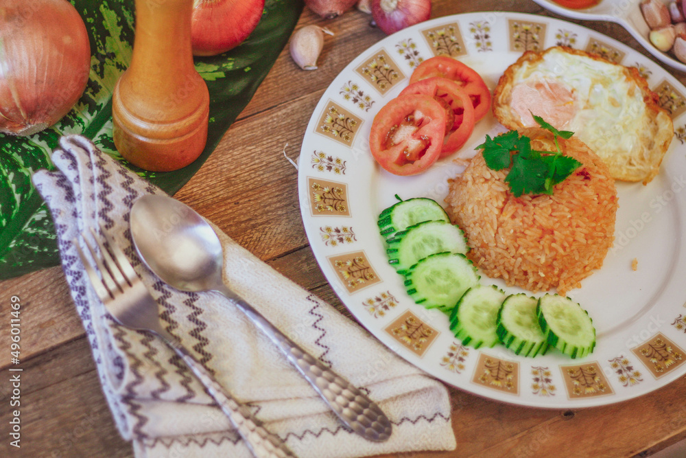Fried Rice with Fried Egg Put on the wooden table and the tomatoes, cucumbers, garlic, shallots Fried Rice with Fried Egg Put on the wooden table and the tomatoes, cucumbers, garlic, shallots
