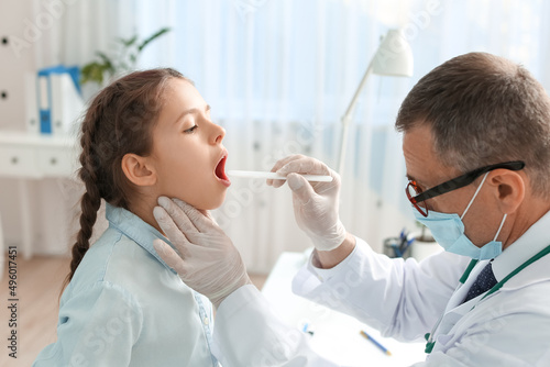 Doctor examining little gir...