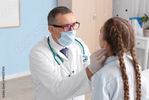 Doctor examining little gir...